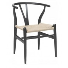 silla Wishbone negra con asiento natural